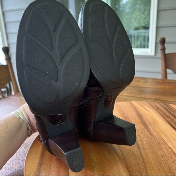 Born Women’s Leather Heel Buckle Detail Biker Ankle Boots Booties Red/Brown Sz 9 - Picture 13 of 17